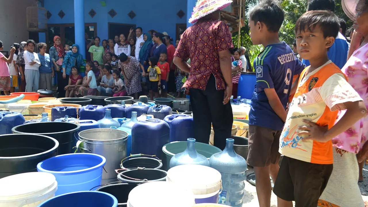 Warga mengantre bantuan air bersih. (Liputan6.com/Muhamad Ridlo)