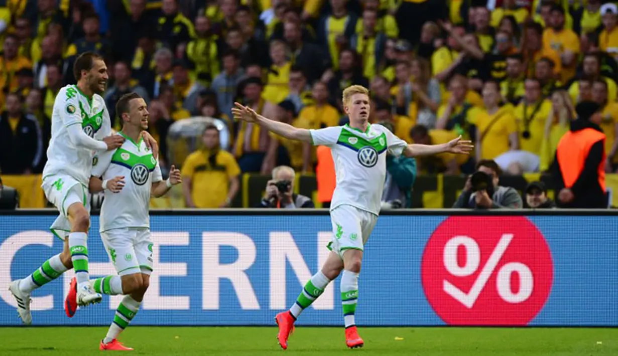 Kevin De Bruyne merayakan gol ke gawang Dortmund pada laga Piala Jerman di Berlin, Sabtu (30/5/2015). De Bruyne diprediksi akan menjalani debut bersama Manchester City pada laga pekan ini. (AFP Photo/John Macdougall)  