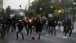 Demonstran melemparkan bom molotov ke arah polisi saat berunjuk rasa atas kematian George Floyd di luar Kedubes AS di Athena, Yunani, Rabu (3/6/2020). Kematian pria kulit hitam George Floyd saat ditangkap oleh polisi Amerika Serikat memicu kemarahan di sejumlah negara. (AP Photo/ Lefteris Pitarakis)