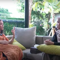Ririe Fairus berbincang dengan Maia Estianty soal rumah tangganya yang ambruk akibat hadirnya orang ketiga. (Foto: Dok. YouTube Maia Al El Dul TV)