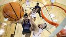 Pemain Grand Canyon Antelopes, Gabe McGlothan melakukan lay up saat laga putaran pertama Divisi I NCAA melawan Saint Mary yang berlangsung di Spokane Veterans Memorial Arena, Washington, Amerika, Minggu (23/03/2024) WIB. (AFP/Getty Images/Steph Chambers)
