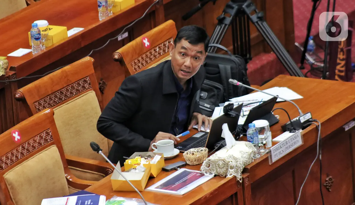 Direktur Utama PT PLN (Persero) Darmawan Prasodjo mengikuti rapat kerja dengan Komisi VII DPR di Kompleks Parlemen, Senayan, Jakarta, Selasa (9/8/2022). Rapat membahas progres realisasi entitas khusus batu bara serta strategi dan kebijakan pemenuhan Domestic Market Obligation (DMO) batu bara untuk PT PLN (Persero). (Liputan6.com/Angga Yuniar)