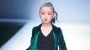 Seorang model anak menampilkan koleksi busana dari KUNJIE karya Liu Shuming pada gelaran China Fashion Week di Beijing, China, Selasa (27/10/2020). (STR / AFP)