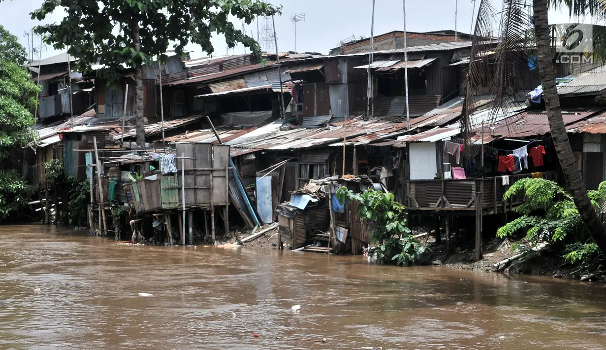 Suasana permukiman di bantaran Kali Ciliwung, Jakarta, Minggu (3/3). Bencana banjir kiriman masih menjadi ancaman warga yang tinggal di bantaran Kali Ciliwung, terlebih saat hujan deras terus mengguyur kawasan hulu di Bogor. (merdeka.com/Iqbal S. Nugroho)