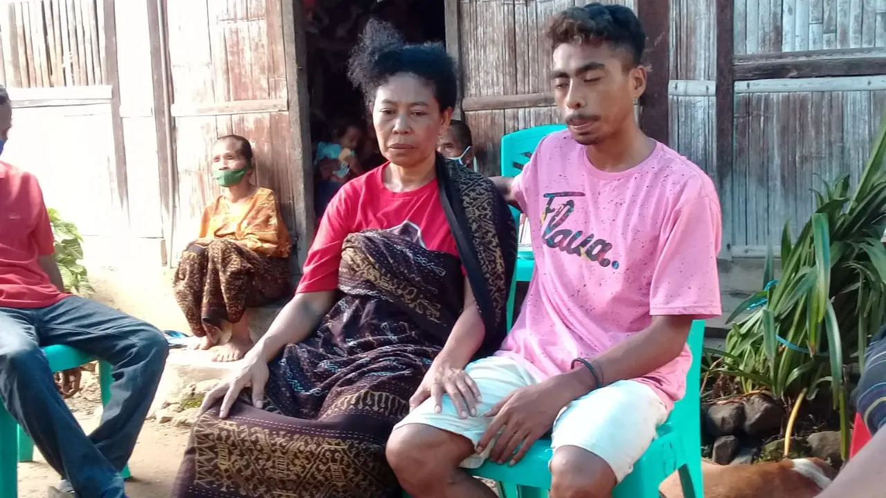 Ibu kandung korban bernama Dementria Ledefita Eta bersama anggota keluarga, sedang menunggu kabar korban ditemukan. (Liputan6.com/Dionisius Wilibardus)