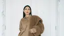 Jessica Mila tampil slay dengan outfit dari Max Mara. Ia mengenakan set bersiluet oversized; atasan berkerah lengan panjang yang serasi dengan celana panjangnya, masih ditumpuk dengan jaket wol yang juga berwarna cokelat senada. [Foto: Instagram/jscmila]