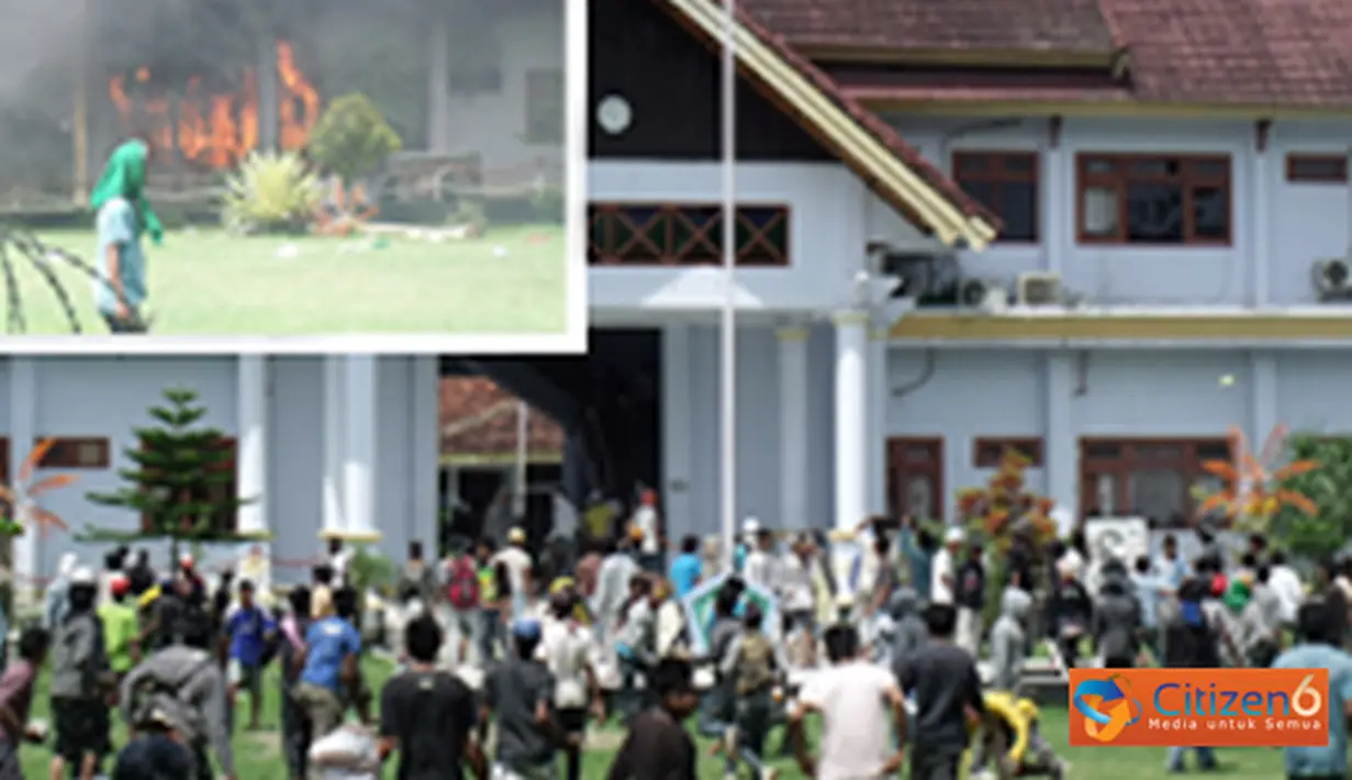 Citizen6, Bima: Massa Front Anti Tambang (FRAT) melakukan demo yang menuntut agar di cabutnya izin PT Sumber Mineral Nusantara. (Pengirim: Sirlan Firdaus)