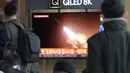 Layar TV menunjukkan gambar file peluncuran rudal Korea Utara selama program berita di Stasiun Kereta Api Seoul di Seoul, Korea Selatan, Jumat (24/2/2023). Rangkaian uji coba senjata itu juga meningkatkan kekhawatiran bahwa Korea Utara mungkin akan melakukan uji coba nuklir pertamanya sejak 2017. (AP Photo/Ahn Young-joon)