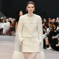 Kain tipis kontras dengan tekstur yang lebih berat, dan jubah tulle ilusi menambah keindahan movement yang sempurna.  [Foto: Chanel.dok]