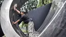 Pekerja membersihkan Monumen Tritura 66 atau juga dikenal dengan Tugu 66 yang akan segera diresmikan di Taman Menteng, Jakarta Pusat, Rabu (21/9/2022). Pemerintah Provinsi DKI Jakarta merelokasi monumen tersebut dari Jalan HR Rasuna Said karena terkena proyek LRT Jabodebek sekaligus memperingati 56 tahun Peristiwa Tritura. (merdeka.com/Iqbal S. Nugroho)