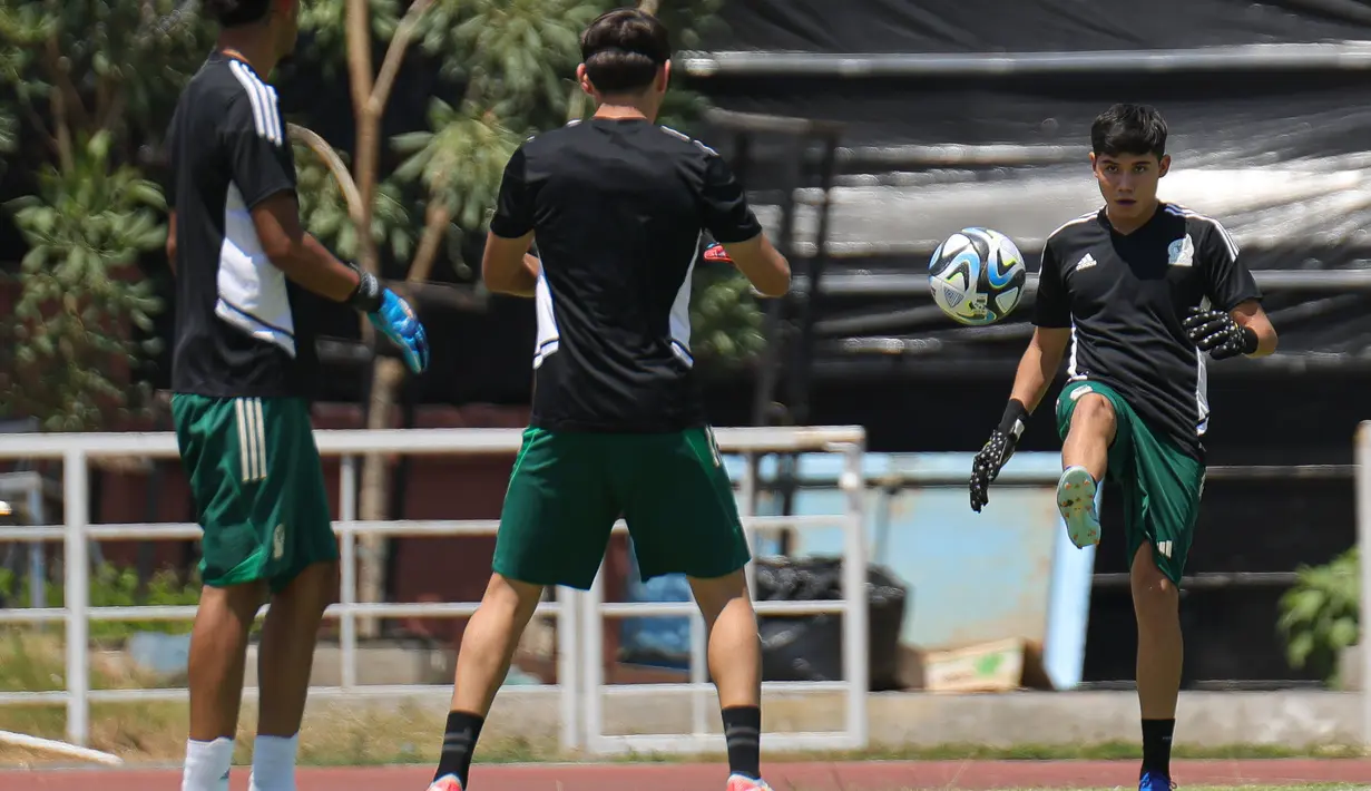 Latihan untuk melatih strategi dan koordinasi antar pemain. (Doc. LOC WCU17/NFL)