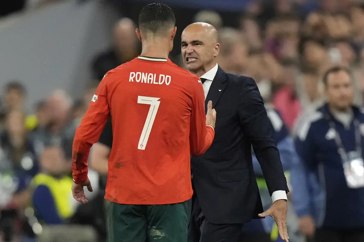 Pelatih Portugal Roberto Martinez berjabatan tangan dengan Cristiano Ronaldo