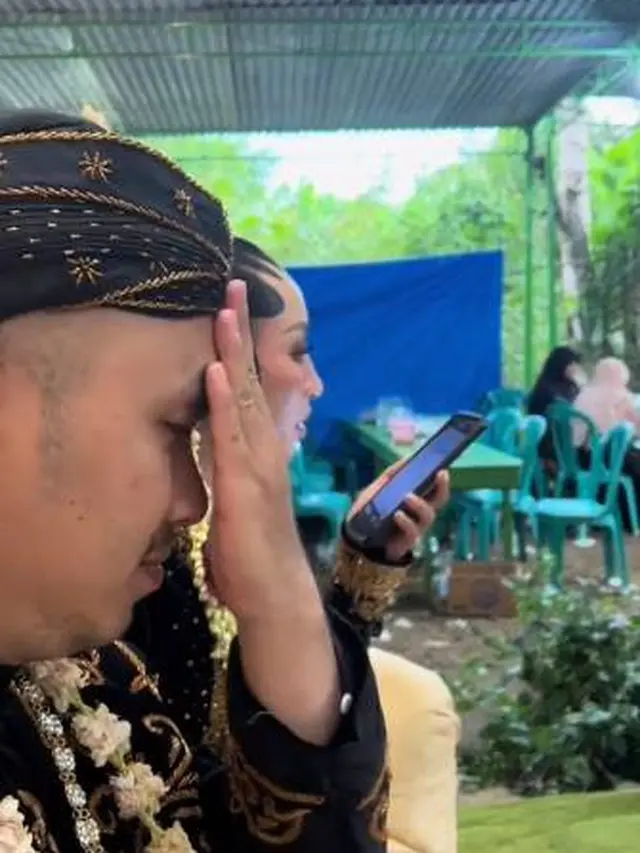 Viral Momen Pengantin di Pelaminan Masih Kerja Ini Bikin Tepuk Jidat