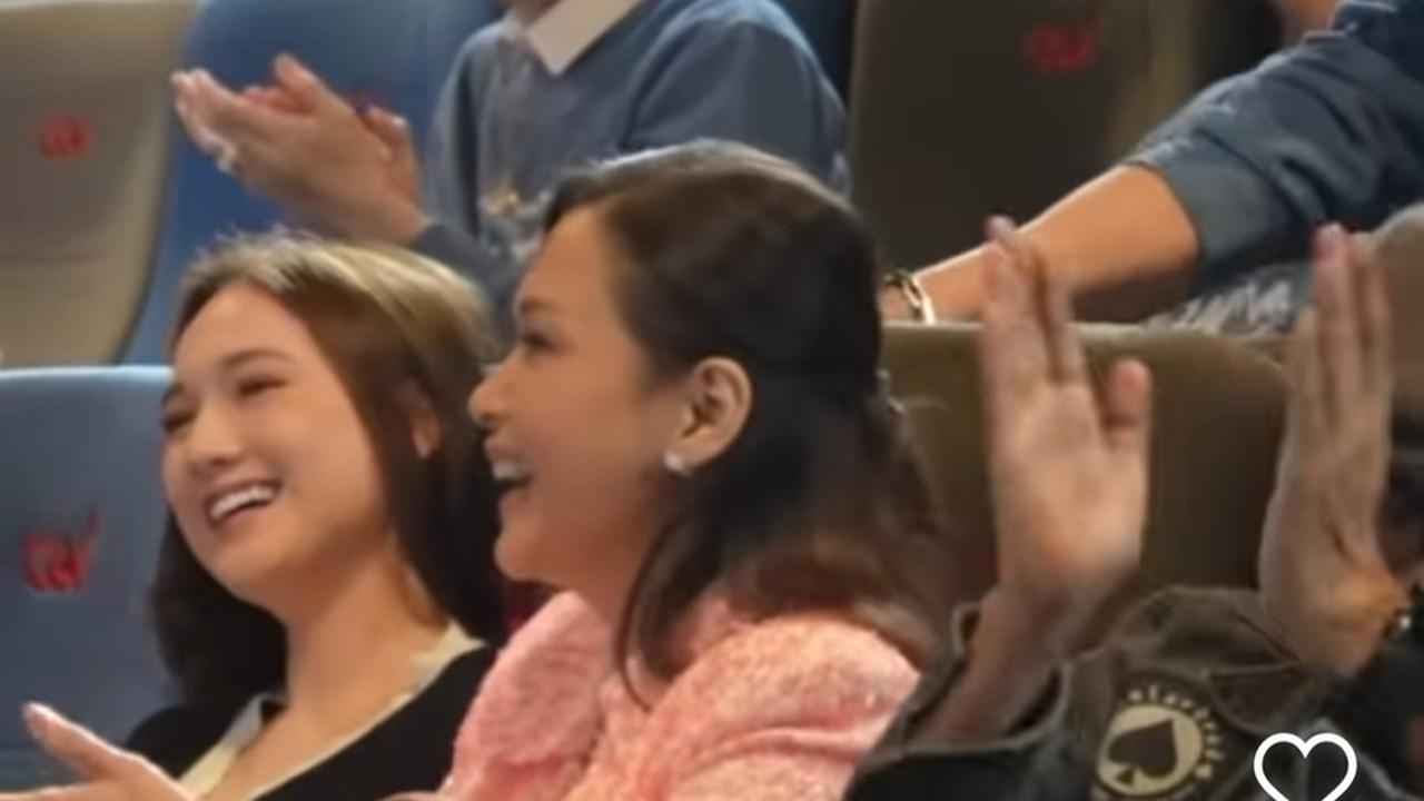 Maia Estianty dan Laura Moane Tampak Tertawa Bahagia