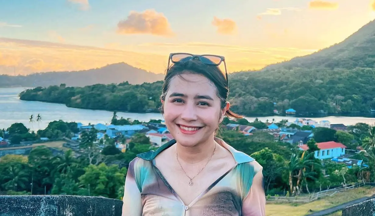 Menekuni hobi menyelam sampai jalani latihan bersama para profesional di bidangnya, kini Prilly banyak mengisi waktu luangnya untuk menyelam di perairan Indonesia. Sebagai tempat yang diimpikan untuk merayakan ulang tahun, sudah tentu Prilly menikmati momen menyelam di Maluku, Banda Naira. (Liputan6.com/IG/@prillylatuconsina96)