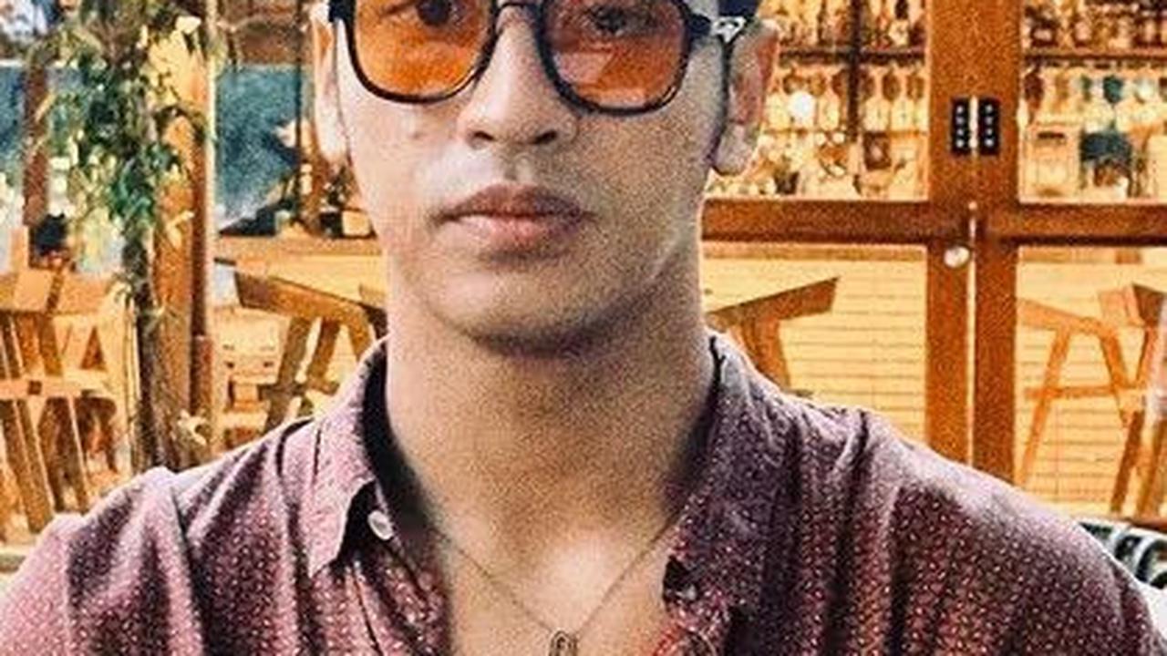 Dalam sebuah potret, Abidzar mengenakan kemeja merah dengan beberapa kancing atas yang dibuka, ditambah dengan sunglasses.&nbsp;