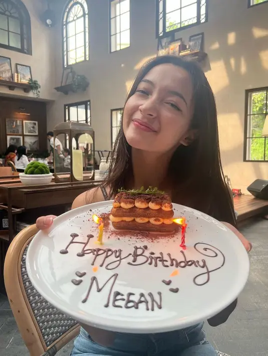<p>Merayakan ulang tahun ke-20, Megan Domani tengah berbahagia. ia pamer foto bersama kue ultah di Instagram. (Instagram/megandomani1410)</p>