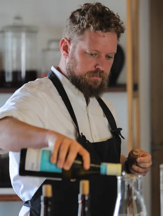 Chef Kobus van der Merwe menyiapkan hidangan di restoran Wolfgat di Paternoster, Afrika Selatan, 24 Februari 2019. Restoran ini menjadi istimewa karena semua bahan baku didapatkan secara liar dan alami dari area sekitar restoran. (Halden Krog/AFP)