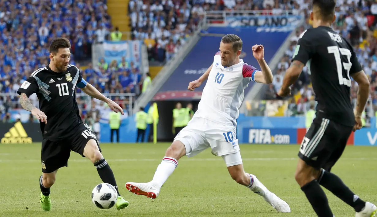 Striker Argentina, Lionel Messi, berebut bola dengan gelandang Islandia, Gylfi Sigurdsson, pada laga Piala Dunia di Stadion Spartak, Sabtu (16/6/2018). Argentina bermain imbang 1-1 dengan Islandia. (AP/Antonio Calanni)