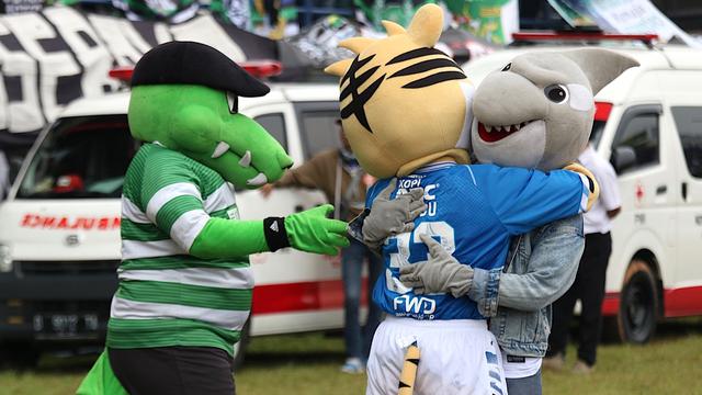 Maskot Persib Bandung dan Persebaya Surabaya