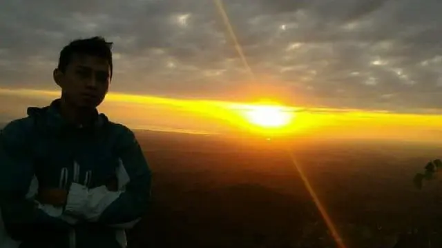 Menikmati sunrise dari puncak Bukit Latorang, Kabupaten Soppeng (Liputan6.com/ Eka Hakim)