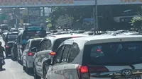 Ribuan Kendaraan Menuju Puncak, Polisi Berlakukan One Way Lebih Awal