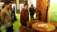 Menteri Perindustrian Saleh Husin (kedua kiri) saat mengunjungi Pameran Furniture Perfect Home, Jakarta, Rabu (18/11/2015). Saleh berharap dengan adanya pameran akan mendekatkan produsen dengan pasar (Liputan6.com/Ferry Pradolo)