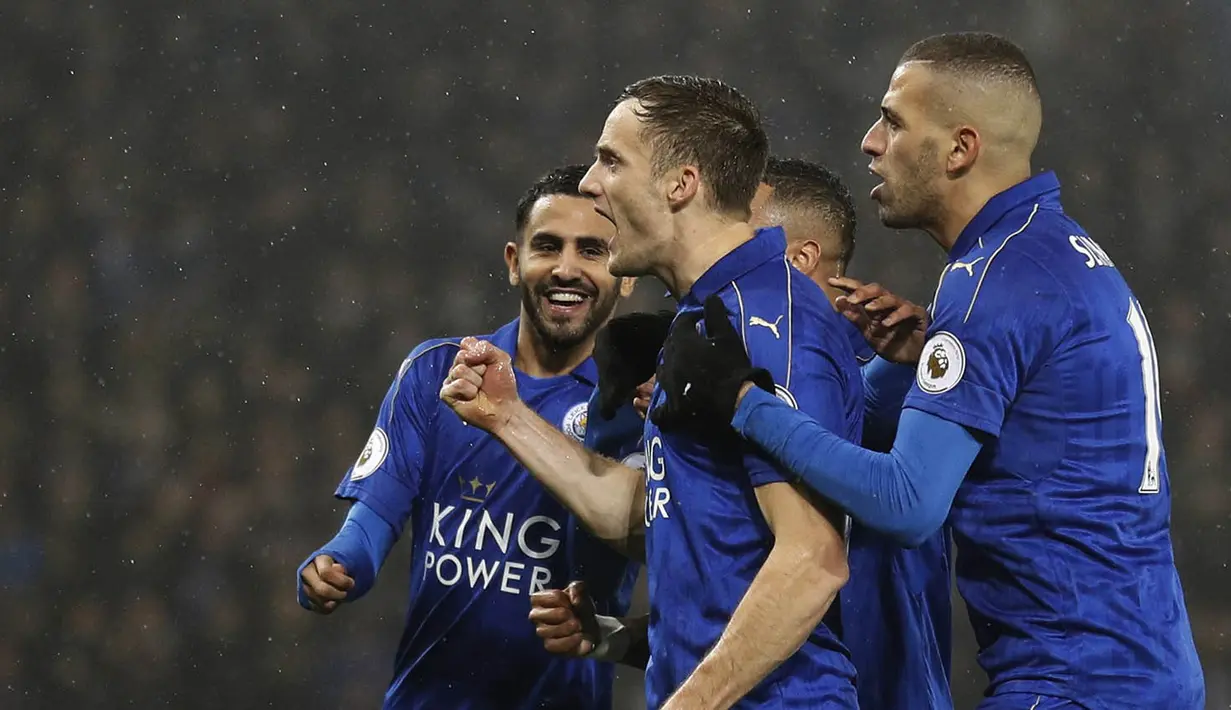 Para pemain Leicester merayakan gol yang dicetak Andy King ke gawang Manchester City. Kemenangan ini masih belum mampu membawa Leicester ke papan atas klasemen, mereka masih tertahan di peringkat ke-14. (Reuters/Darren Staples)