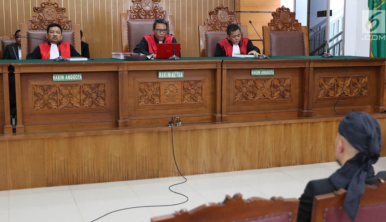 Majelis hakim membacakan hasil nota keberatan (eksepsi) yang diajukan Ahmad Dhani dalam sidang lanjutan di PN Jakarta Selatan, Senin (14/5). Majelis hakim menolak eksepsi Ahmad Dhani. (Liputan6.com/Immanuel Antonius)