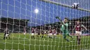 Bek Liverpool, Nathaniel Phillips (kiri atas) mencetak gol kedua timnya ke gawang Burnley pada pekan ke-37 Liga Inggris di Stadion Turf Moor, Kamis (20/5/2021) dini hari WIB. Liverpool sukses menembus empat besar klasemen Liga Inggris setelah menang telak 3-0 atas Burnley. (Alex Livesey/Pool via AP)