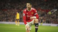 Cristiano Ronaldo. Striker Portugal yang kini memasuki musim pertama di periode keduanya bersama Manchester United ini menjadi pemain dengan gaji tertinggi di Liga Inggris. Tampil 21 laga dengan torehan 14 gol dan 3 assist, ia digaji 510 ribu pound per pekan setara Rp9,9 miliar. (AP/Dave Thompson)