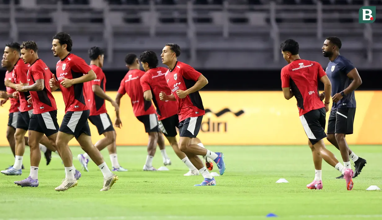 Pemain Timnas Indonesia, Miliano Jonathans tampak menjalani latihan resmi menjelang FIFA Matchday melawan Chinese Taipei di Stadion Gelora Bung Tomo, Surabaya, Kamis (04/09/2025). (Bola.com/Abdul Aziz)