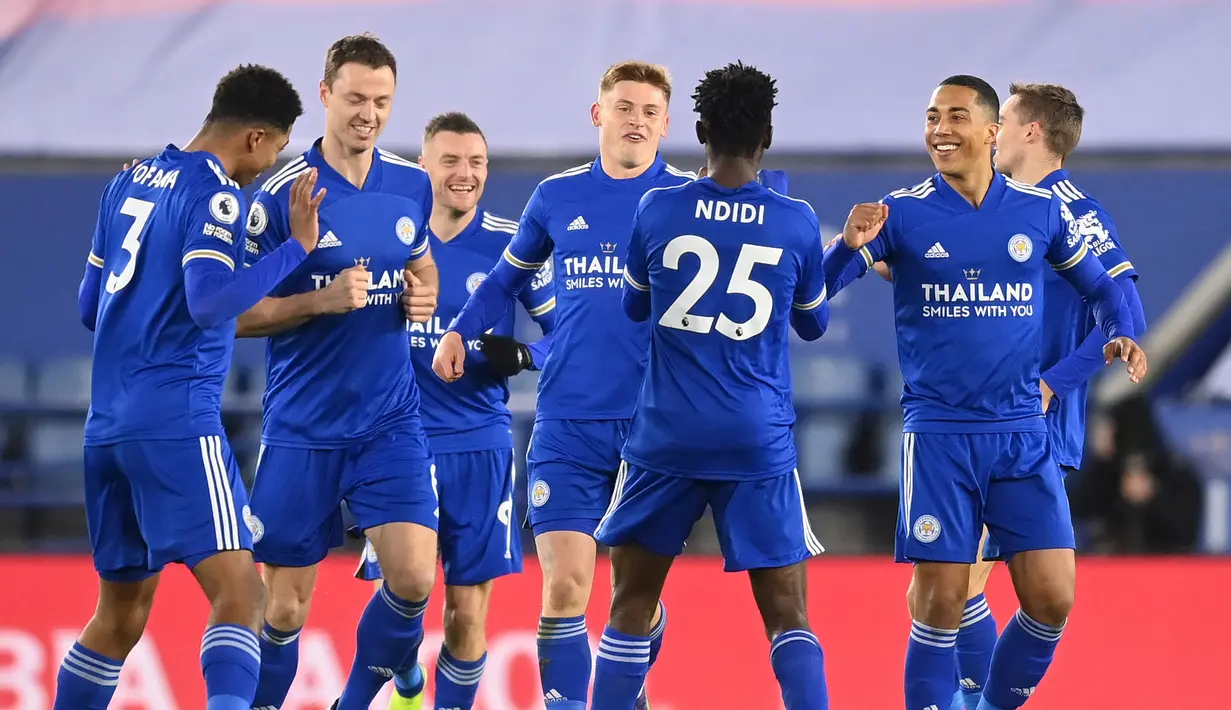 Para pemain Leicester City merayakan gol pertama ke gawang Chelsea yang dibuat gelandang Wilfred Ndidi (25) dalam laga lanjutan Liga Inggris 2020/21 pekan ke-19 di King Power Stadium, Leicester, Selasa (19/1/2021). Leicester City menang 2-0 atas Chelsea. (AFP/Michael Regan/Pool)