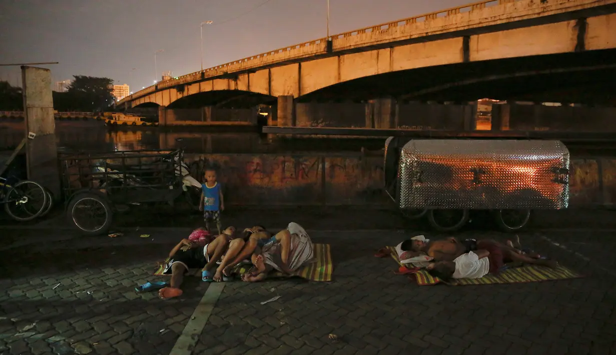 Sejumlah orang tidur di udara terbuka di kawasan Tondo, Manila, Selasa (18/10). Semenjak operasi narkoba Duterte digencarkan, banyak warga Filipina memilih tidur di jalan dan meninggalkan rumah mereka karena khawatir menjadi sasaran (REUTERS/Damir Sagolj)