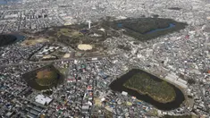 Pandangan udara menunjukkan bagian dari kompleks makam kuno Mozu-Furuichi (Mozu-Furuichi Kofun Group) di Provinsi Osaka, Jepang, Selasa (4/2/2020). UNESCO menetapkan Mozu-Furuichi sebagai warisan dunia kategori budaya pada tahun 2019 lalu. (Xinhua/Du Xiaoyi)