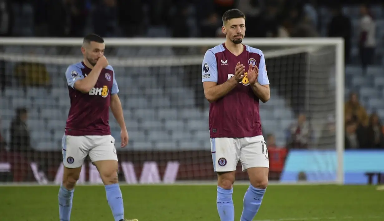 Pemain Aston Villa, Clement Lenglet dan John McGinn tampak lesu setelah ditaklukkan Manchester United pada laga pekan ke-24 Premier League 2023/2024 di Villa Park, Minggu (11/02/2024). (AP Photo/Rui Vieira)