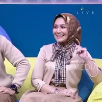 Hubungan Sahrul Gunawan dengan Dine Mutiara Aziz mulai go publik. Pria tiga orang anak itu juga kerap membawa sang kekasih ke beberapa acara, seperti kondangan. Belum lama ini, keduanya mengungkapkan awal kenalnya. [Youtube/TRANS TV Official]