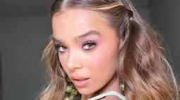 Hailee Steinfeld dengan model rambutnya yang berbeda dengan gradasi warna yang cantik. Hailee kembali hadir memerankan karakter Gwen Stacy di sekuel film animasi Spider-Man yang satu ini. (Instagram/@haileesteinfeld)