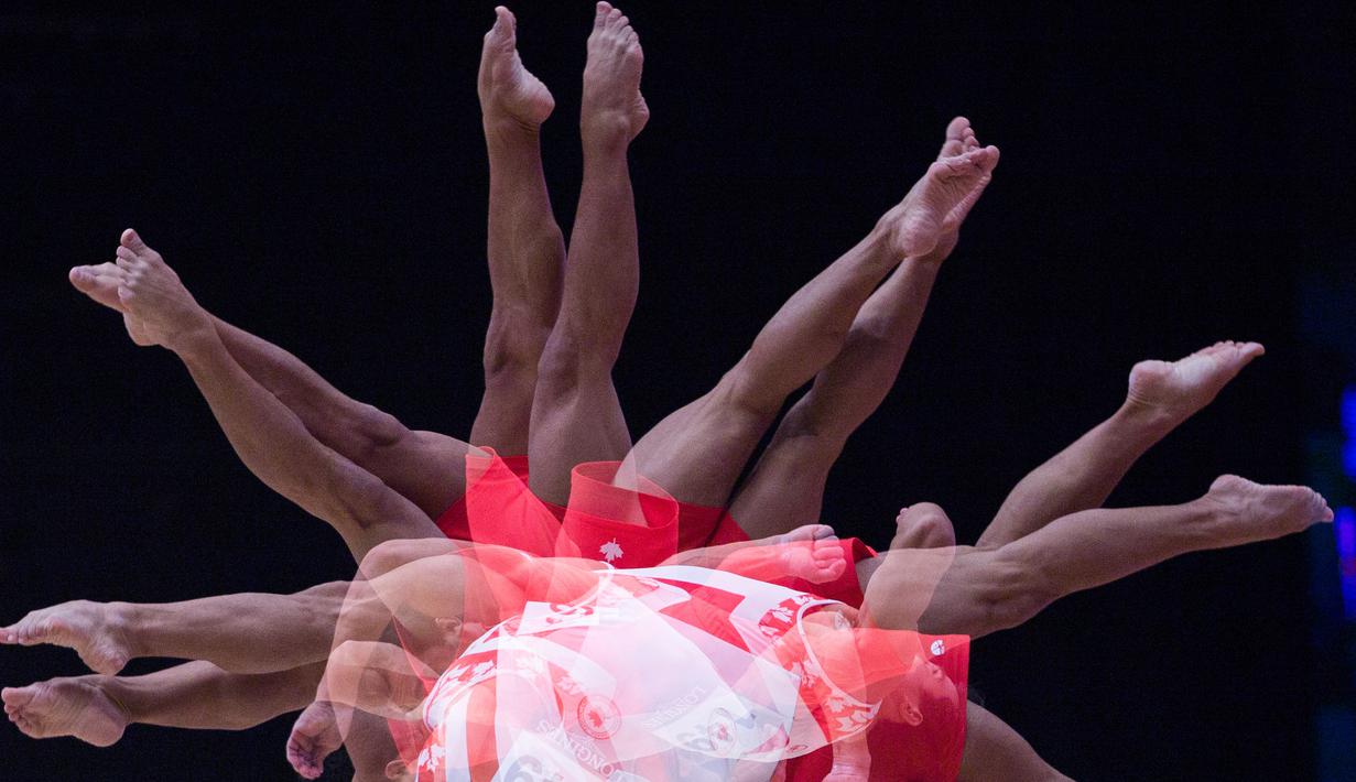 Foto dengan teknik multiple exposure ini menunjukkan pesenam putra Kanada, Jay Hugh Smith, sedang beraksi di nomor lantai Kejuaraan Dunia Senam Artistik 2015 di Glasgow, Skotlandia, (26/10/2015).  (EPA/Andrew Cowie)