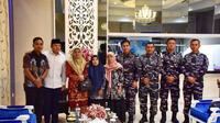 Sekretaris Kabinet (Seskab) Teddy Indra Wijaya (dua kiri) dan Kepala Staf TNI Angkatan Laut (KSAL) Laksamana TNI Muhammad Ali (empat kanan) menyerahkan santunan dari Presiden Prabowo Subianto kepada keluarga prajurit TNI yang gugur dalam tugas menjelang HUT ke-80 TNI dalam acara pertemuan di Wisma Elang Laut, Jakarta, Kamis (9/10/2025) (Istimewa)