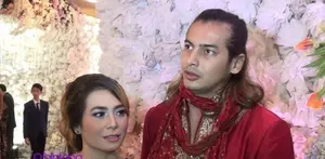 Boy Hamzah dan Rina Amalia memiliki cara sendiri untuk menghabiskan waktu berdua. Layaknya film bollywood, mereka berdua sering bermesraan dan bermanjaan dengan kata-kata yang romantis.