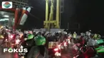 Para pengguna sepeda motor harus rela menunggu satu jam untuk bisa naik ke dalam kapal karena menunggu sandar Kapal Roro.