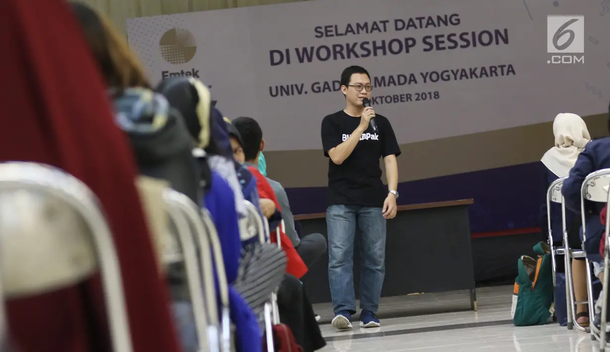 VP of Talent Bukalapak Gema Buana Putra menjadi pembicara dalam Emtek Goes To Campus di UGM, Yogyakarta, Selasa (16/10/2018). EGTC juga menghadirkan kompetisi news presenter, inspiring sharing dan entertainment talk. (Liputan6.com/Herman Zakharia)