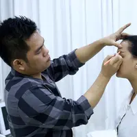 Proses sulam alis. (via: Galih W. Satria/Bintang.com)
