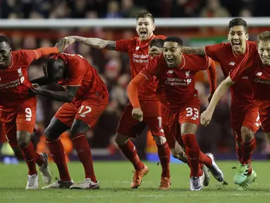 Pemain Liverpool merayakan kemenangan 6-5 atas Stoke City lewat adu penalti dalam leg kedua semifinal Piala Liga Inggris di Stadion Anfield, Liverpool, Rabu (27/1/2016) dini hari WIB. (Action Images via Reuters/Carl Recine)