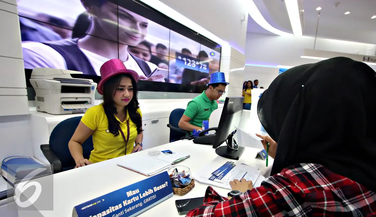 Operator seluler XL saat melayani informasi pelanggan saat Syukuran HUT XL ke-19 DI Jakarta, Kamis (8/10/2015). Hingga Juni 2015, XL telah mengantongi 46 juta pelanggan di Indonesia. (Liputan6.com/Immanuel Antonius)