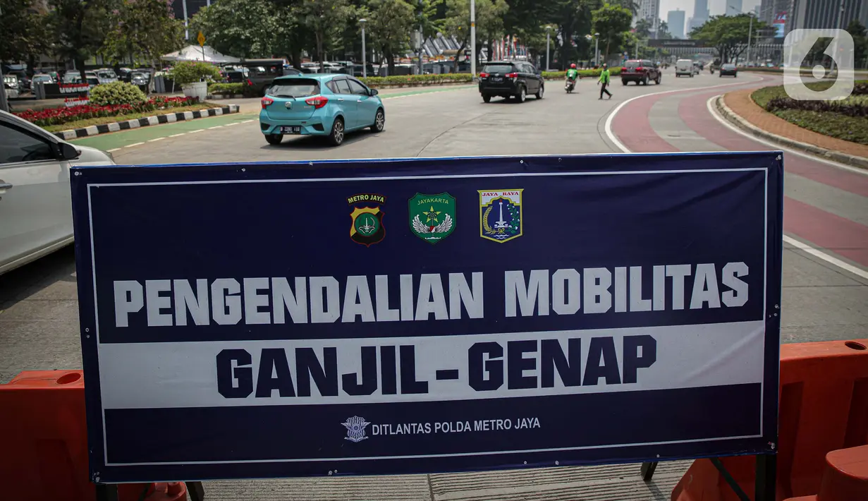Titik penyekatan ganjil-genap di kawasan Bundaran Senayan, Jakarta, Kamis, (26/8/2021). Mulai 26 sampai 30 Agustus, ganjil genap hanya berlaku di 3 ruas jalan Jakarta yakni, Jalan Sudirman, Jalan MH Thamrin, dan Jalan HR Rasuna Said. (Liputan6.com/Faizal Fanani)