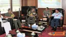 Citizen6, Jakarta: Kasum TNI Marsdya TNI Edy Harjoko, menerima kunjungan Kepala Staf Angkatan Darat (Kasad) Sri Lanka, Lieutenant General (Ltg) Jagath Jayasuriya di Mabes TNI Cilangkap, Jakarta, Kamis (31/3). (Pengirim: Badarudin)