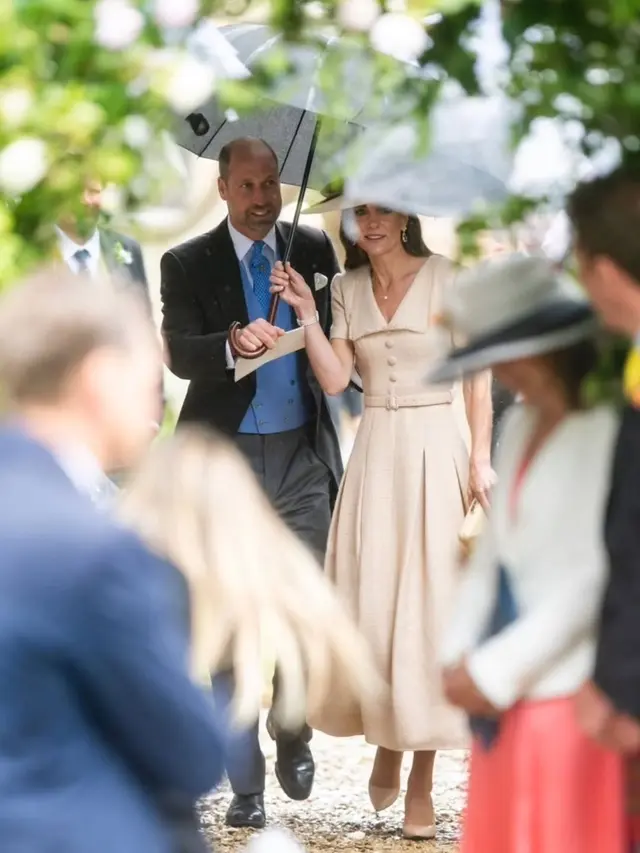 Tampil Tone Down, Kate Middleton Tetap Terlihat Anggun dengan Deretan Perhiasan Putri Diana di Pernikahan Cucu Ratu Elizabeth II