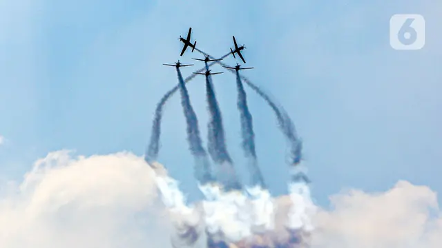HUT TNI AU, Jet Tempur Bentuk Formasi 77 di Langit Jakarta